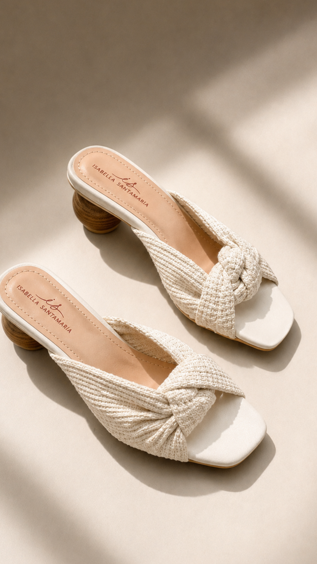 Sandalias Antonia color blanco para mujer, diseño de nudo cruzado en el empeine y tacón redondo estilo tejido natural.
