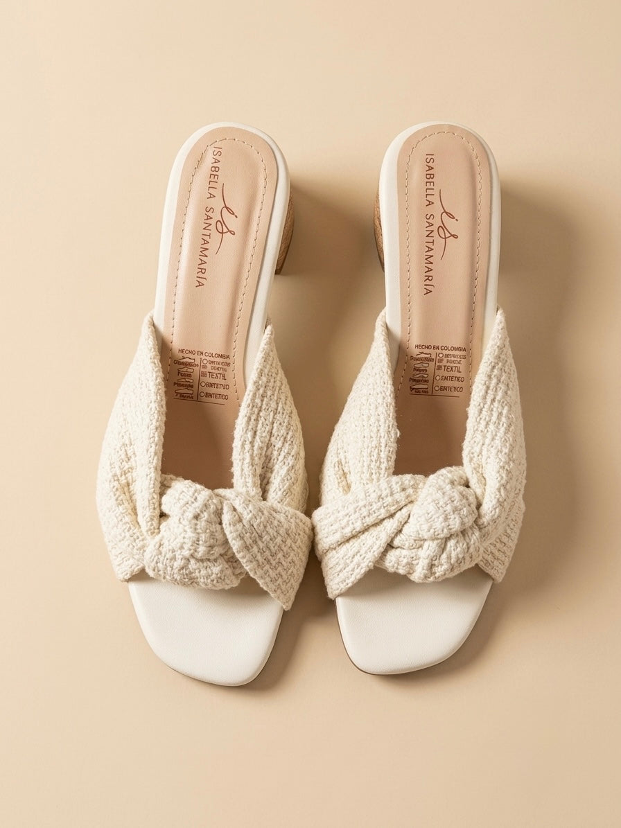 Sandalias Antonia color blanco para mujer, diseño de nudo cruzado en el empeine y tacón redondo estilo tejido natural.