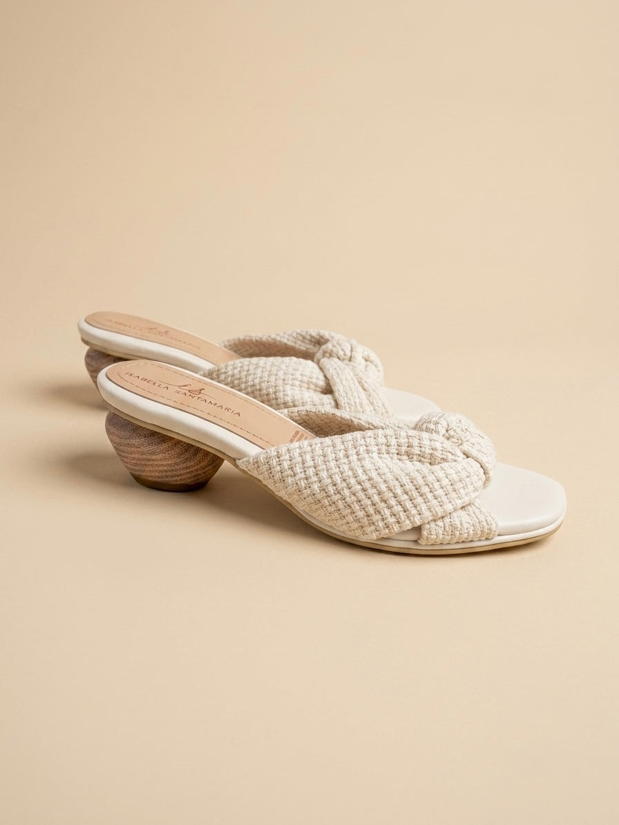 Sandalias Antonia color blanco para mujer, diseño de nudo cruzado en el empeine y tacón redondo estilo tejido natural.