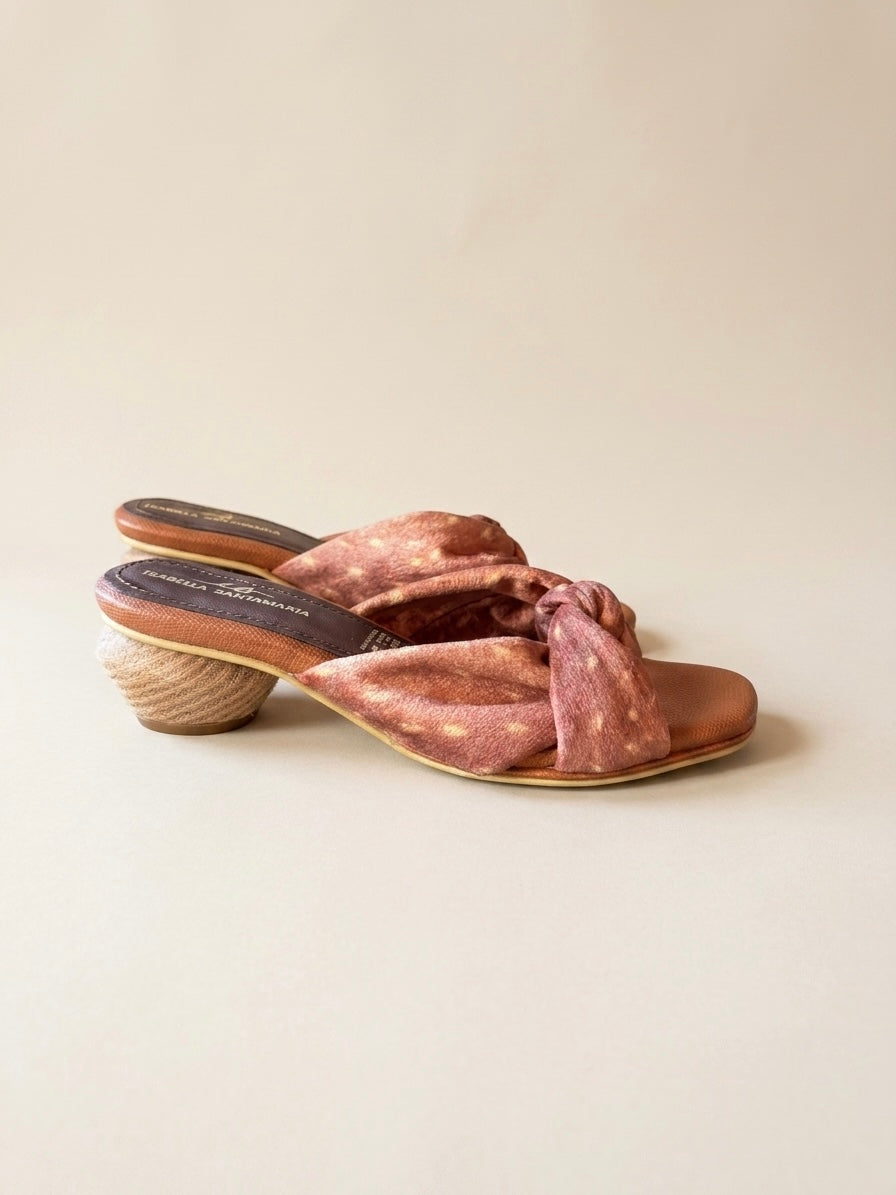 Sandalias Antonia color café para mujer, diseño de nudo cruzado en el empeine y tacón redondo estilo tejido natural.