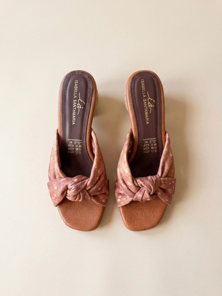 Sandalias Antonia color café para mujer, diseño de nudo cruzado en el empeine y tacón redondo estilo tejido natural.