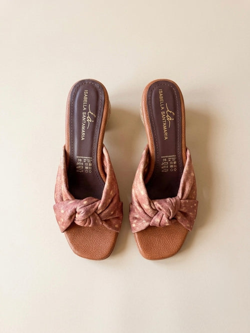 Sandalias Antonia color café para mujer, diseño de nudo cruzado en el empeine y tacón redondo estilo tejido natural.