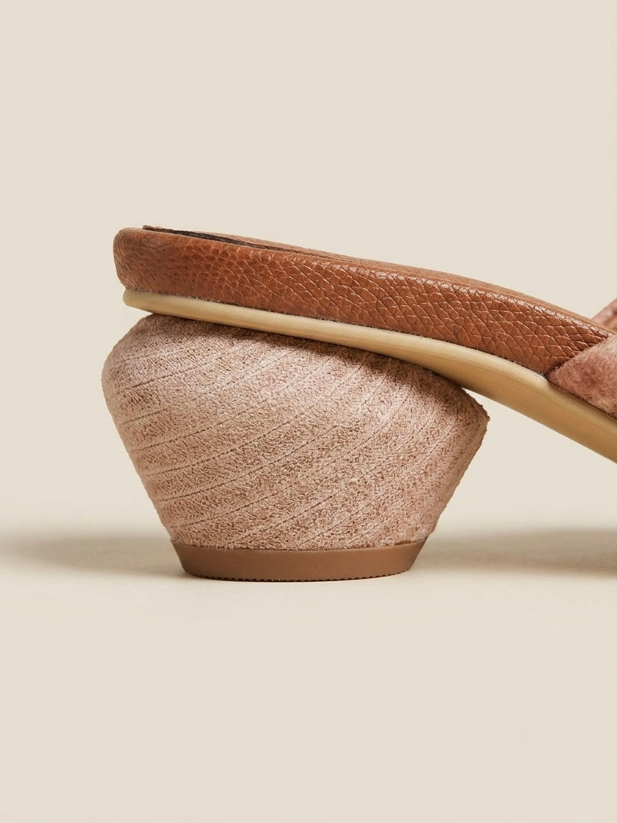 Sandalias Antonia color café para mujer, diseño de nudo cruzado en el empeine y tacón redondo estilo tejido natural.