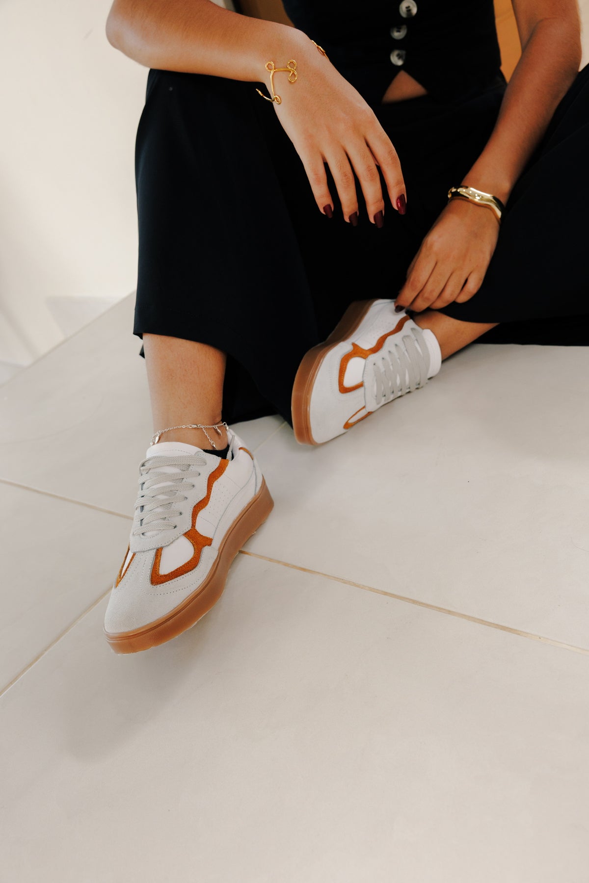 Tenis Athenas para mujer en cuero blanco con recortes en gamuza color camel y suela de goma natural, estilo casual y minimalista.