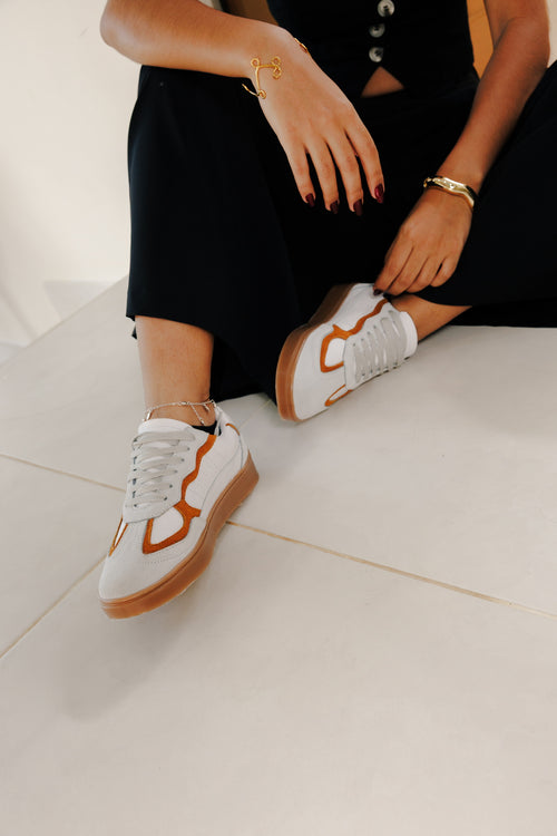 Tenis Athenas para mujer en cuero blanco con recortes en gamuza color camel y suela de goma natural, estilo casual y minimalista.