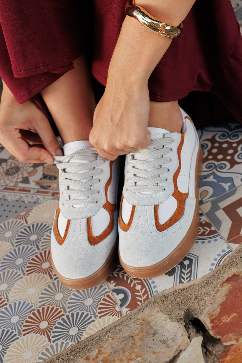 Tenis Athenas para mujer en cuero blanco con recortes en gamuza color camel y suela de goma natural, estilo casual y minimalista.